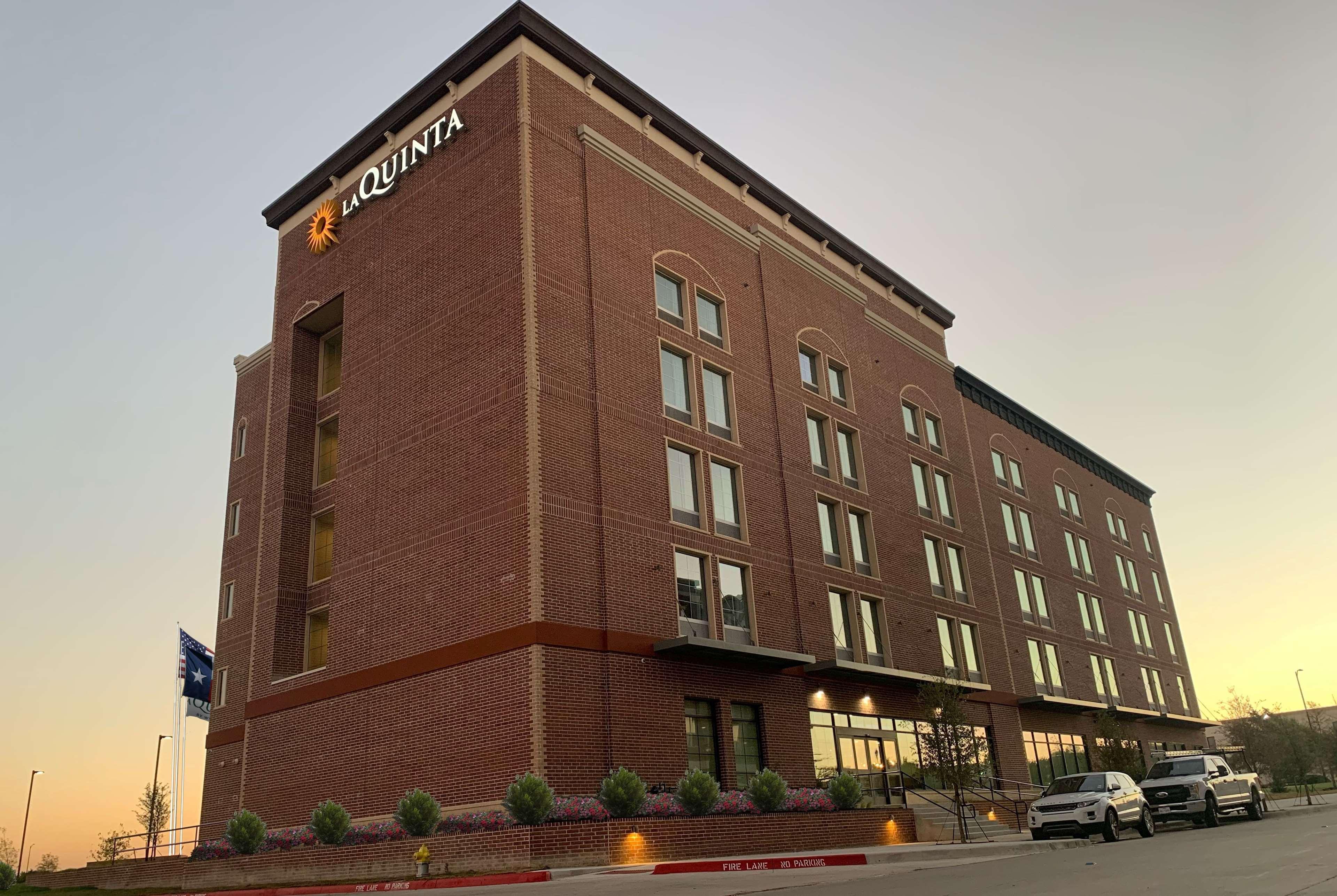 La Quinta Inn & Suites By Wyndham Dallas - Frisco Stadium 外观 照片
