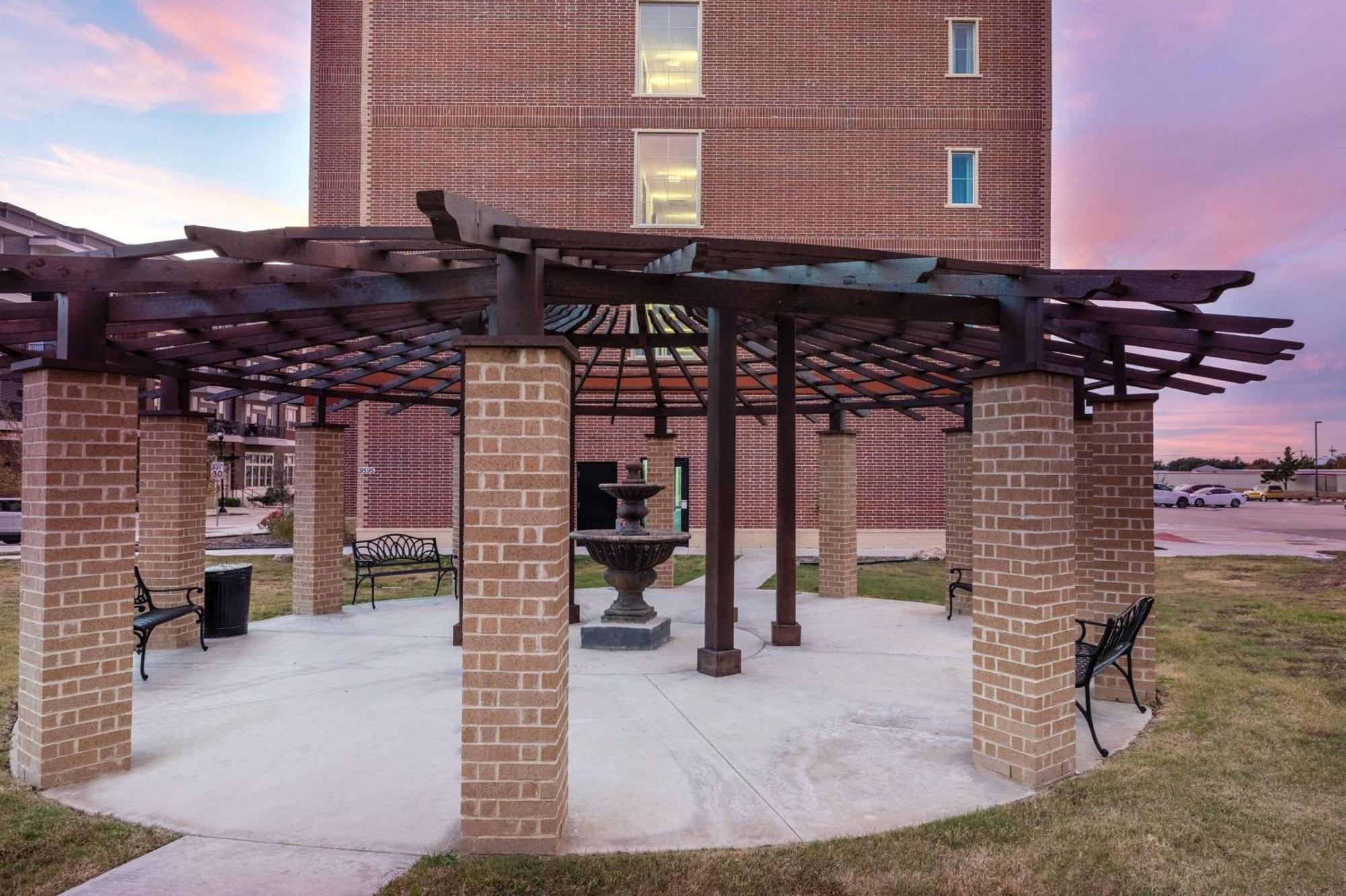 La Quinta Inn & Suites By Wyndham Dallas - Frisco Stadium 外观 照片
